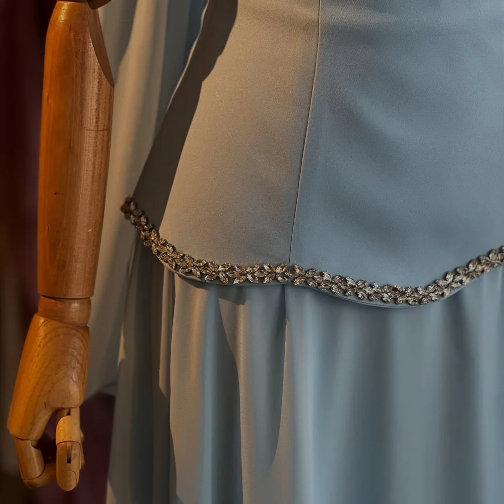 Bella personalizado azul brillo conjunto de dos piezas pañuelos largos de seda batas de velada vestidos de fiesta sin tirantes vestido de fiesta sin espalda 2025