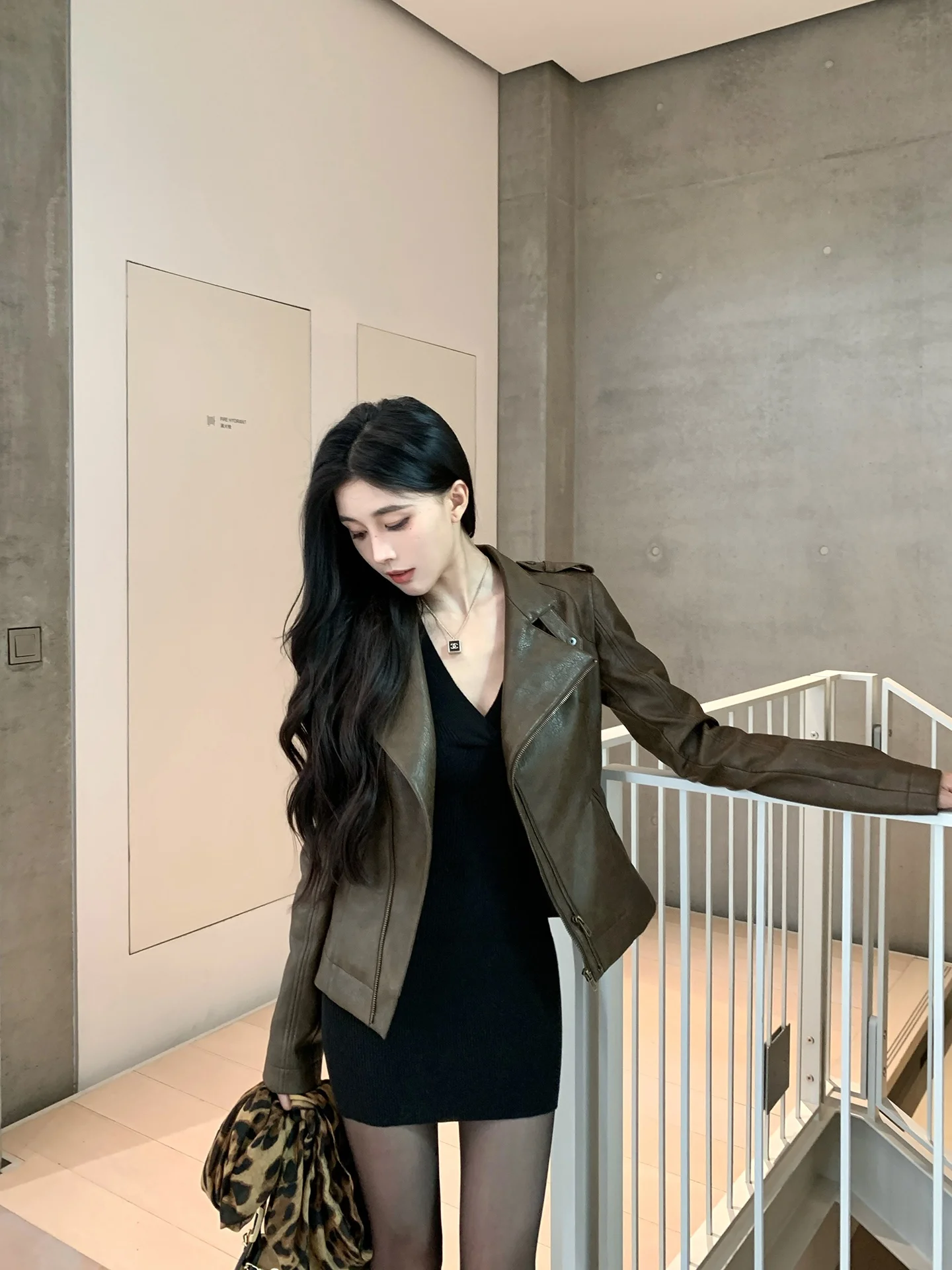 

Cool Brown Jacket Women's Fashionable Leather Shirt Zipper Slim Fit Long Sleeve Stand Collar Regular Length Autumn Season