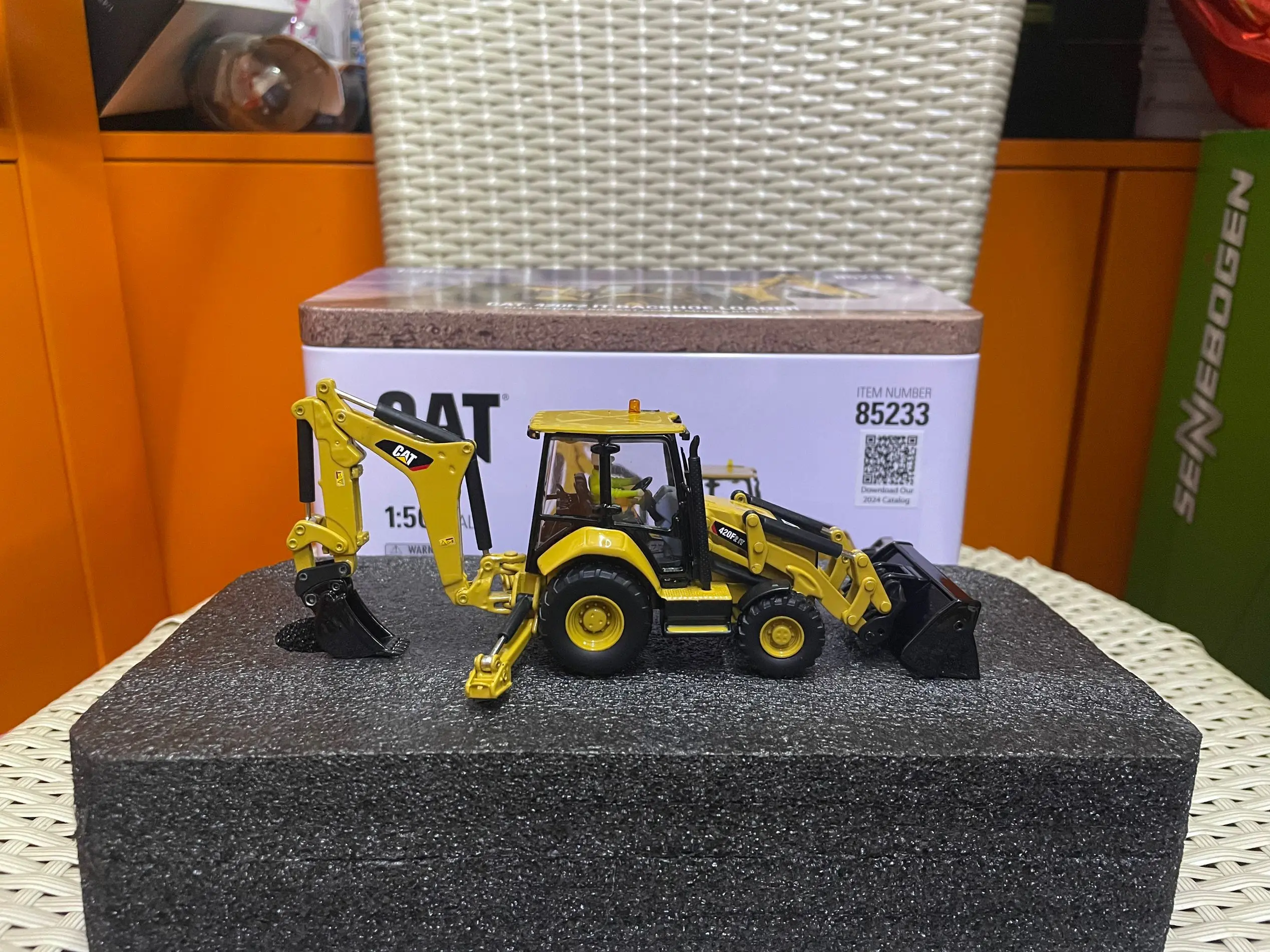 

Двухцветный экскаватор-погрузчик IT 1:50 420F2 — коллекционная игрушка-строительная техника, издание к 30-летию, специальная черная отделка
