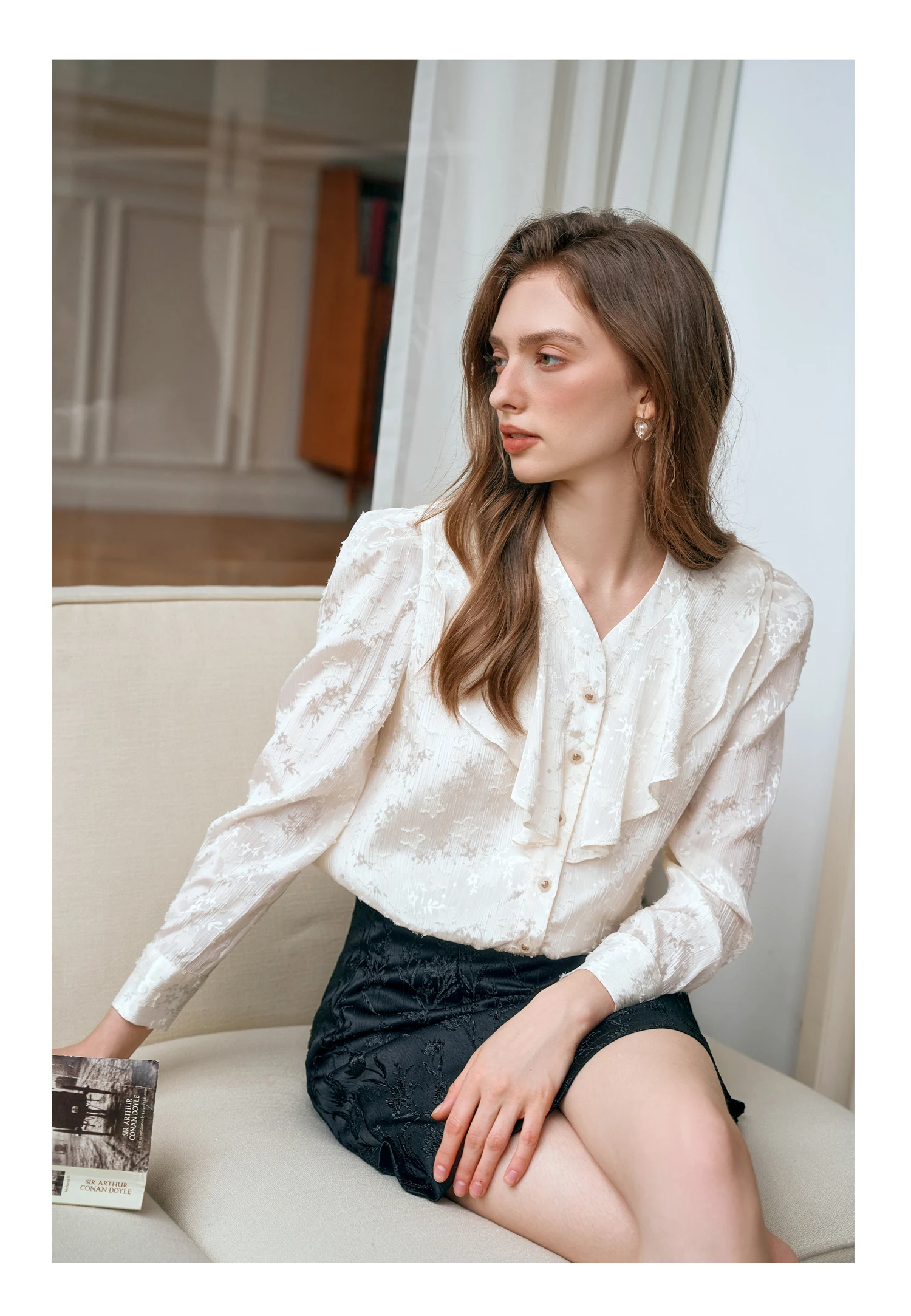 

OLrain женская рубашка с v-образным вырезом, осень 2025, французские однотонные офисные женские элегантные блузки с рюшами и пышными рукавами, женская одежда M56QC92892