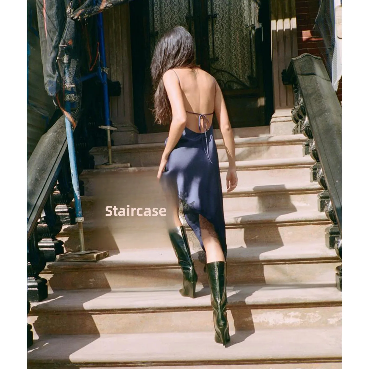 فستان نسائي جديد للخريف والشتاء بياقة على شكل قلب وتصميم مكشوف الظهر من الحرير الساتان مع حواف دانتيل وتصميم غير متماثل على ط...