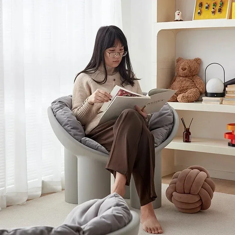 Nowoczesne krzesła do salonu w stylu nordyckim, fotelki typu roly-poly, leżanki, ergonomiczne, relaksujące sofy, designerskie luksusowe szezlongi, meble do domu.