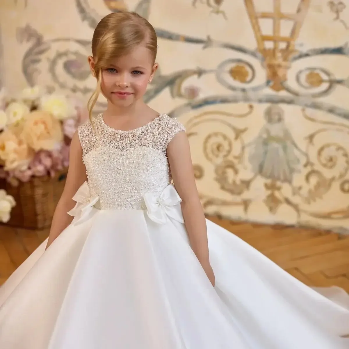 Białe sukienki dla dziewczynek na wesele z kokardą, zdobione koralikami, bez rękawów, sukienki na przyjęcie urodzinowe dla niemowląt, sukienki na Pierwszą Komunię Świętą, szyte na miarę.