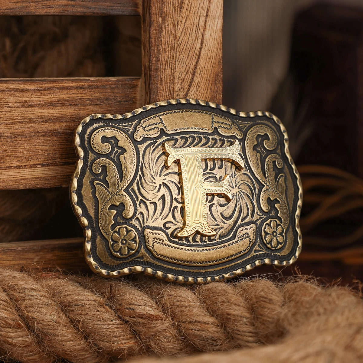 Eine Gürtelschnalle im Western-Stil, aus Metall, mit einer Retro-Gürtelschnalle und einer einzelnen Schnalle mit geprägten Buchstaben. – Detail 11