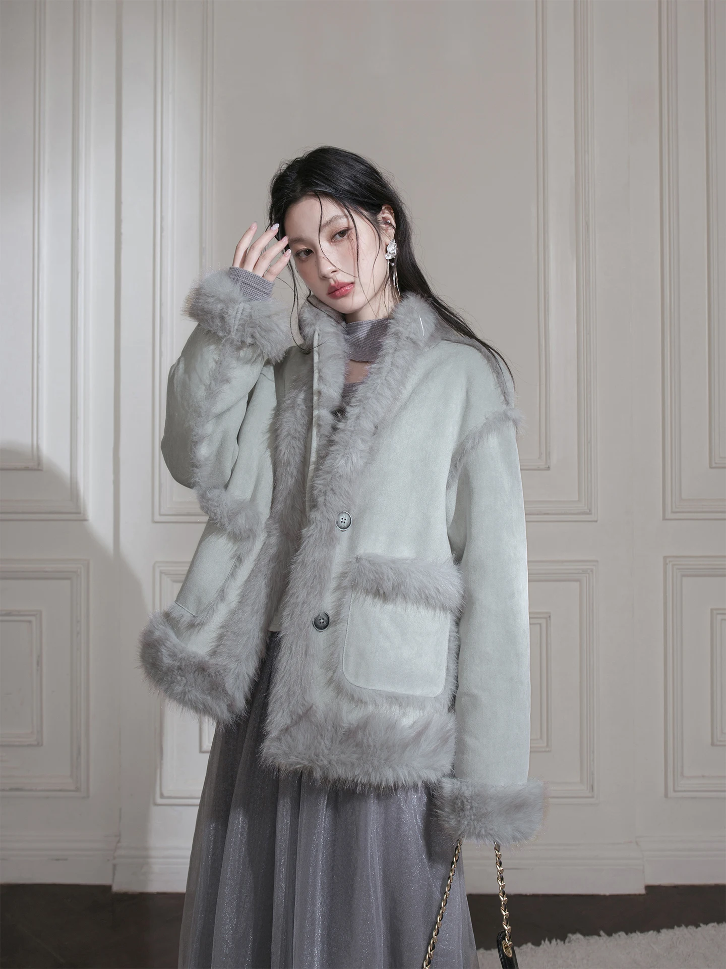 COTRE Foggy Lacape Exploration Jaqueta Feminina Azul de Pelo e Couro com Gola Alta, Reversível, em Fibra de Poliéster