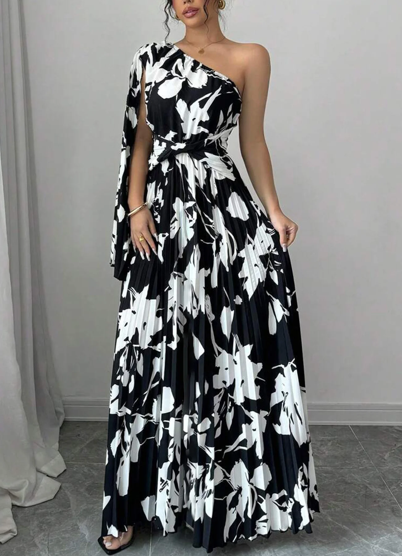 Maxikleid für Frühling und Sommer, Damen, Schwarz-Weiß, abstrakter Druck, One-Shoulder, plissierter Saum, elegant, schick, für Dates, Partys und Abendveranstaltungen