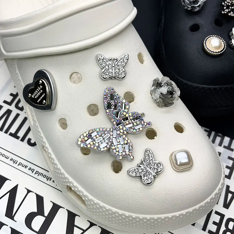 تألق فراشة زهرة اللؤلؤ الأحذية سحر ل كروكس أسود أبيض مجموعة قباقيب دبابيس النعال اكسسوارات حديقة الصنادل فتاة هدية