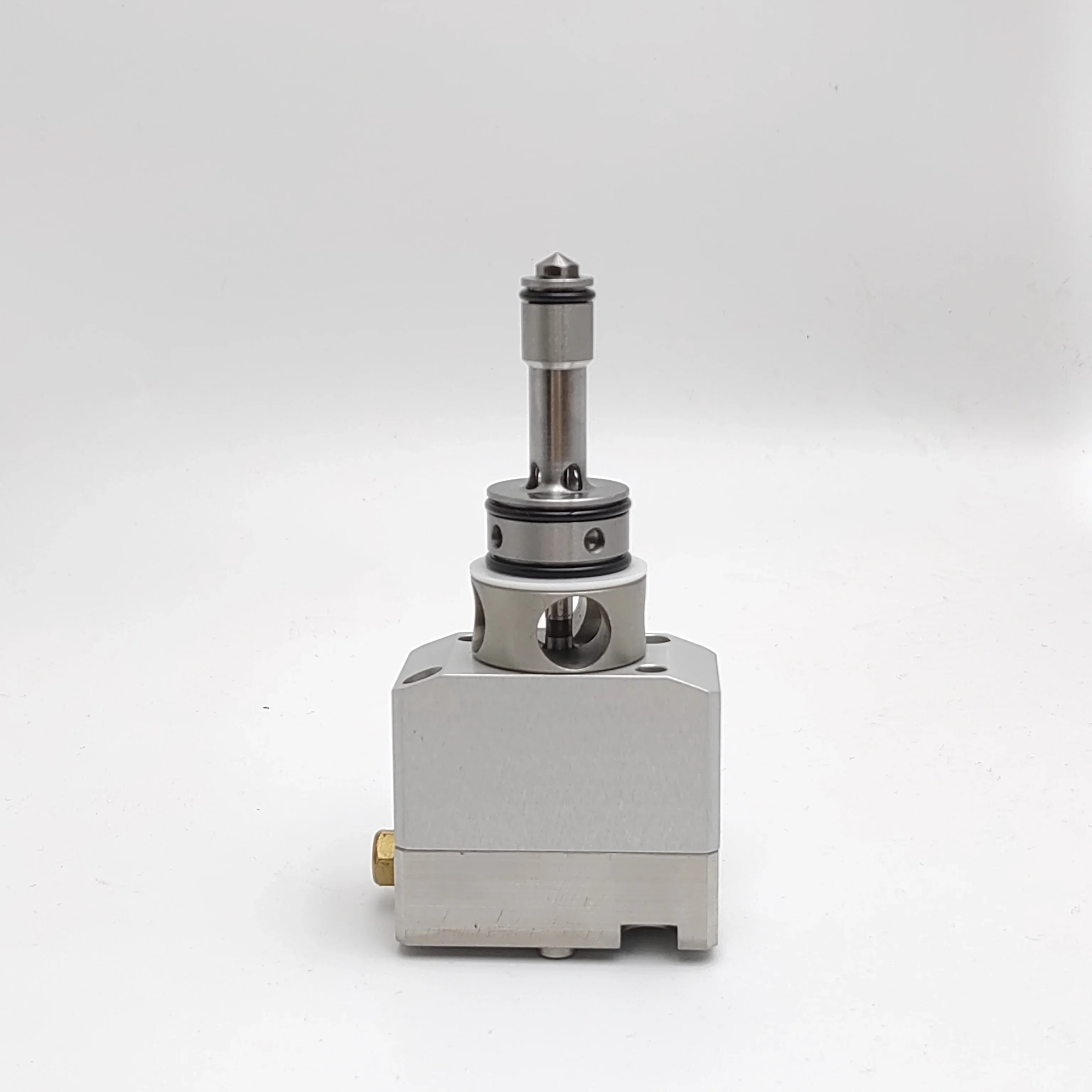 

Замена компонентов модуля обратного клапана для оборудования для нанесения термоплавкого клея, обслуживание компонентов.