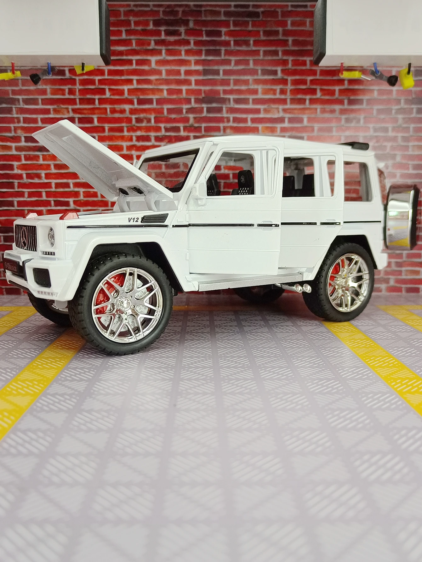 1:24 simulation Mercedes Benz G63 alloy off-road vehicle model, car accessories collection, door can be opened