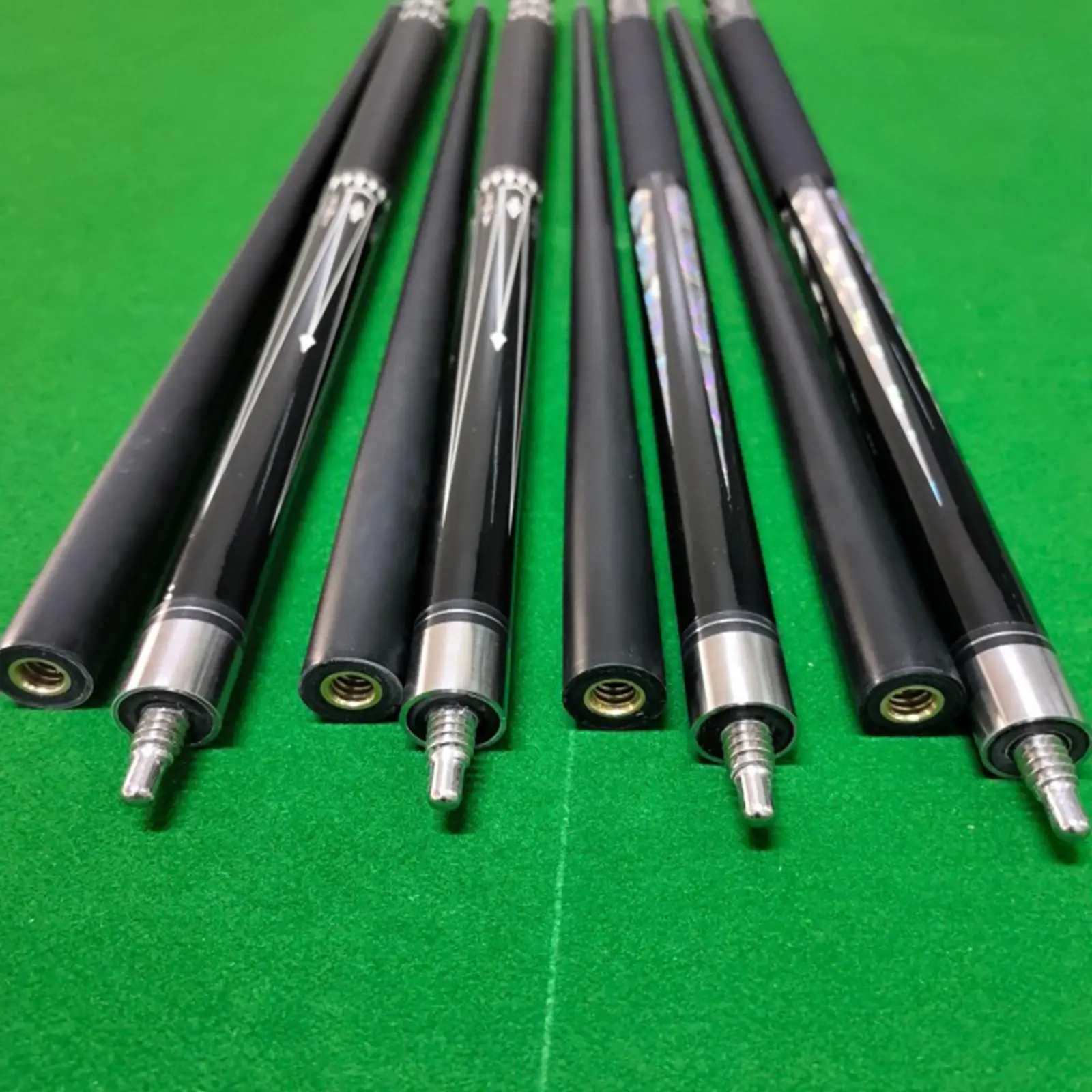 

Billiards Cue Stick Carbon Fiber Detachable Two Piece Pool Cue with 13mm Tip for Home Billiard Tables