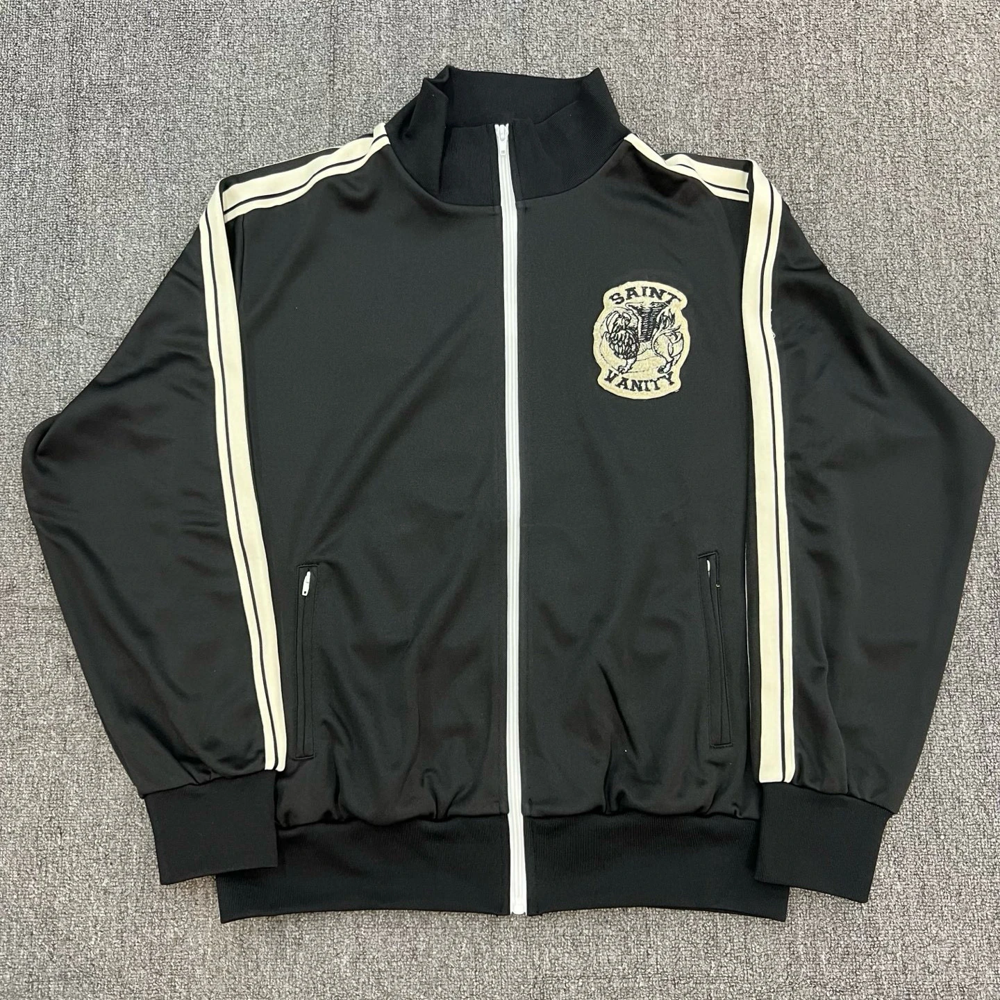 

Американский спортивный костюм с контрастными вставками SAINT VANI: вышитая ретро-куртка на молнии и брюки свободного кроя для молодежи, весна-осень