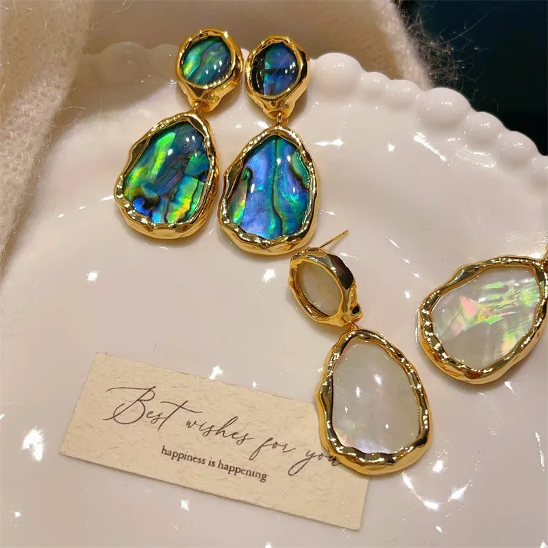 

Irregular earrings in Europe and America Fashionable light luxury abalone ear studs for ladies, delicate and refined earrings