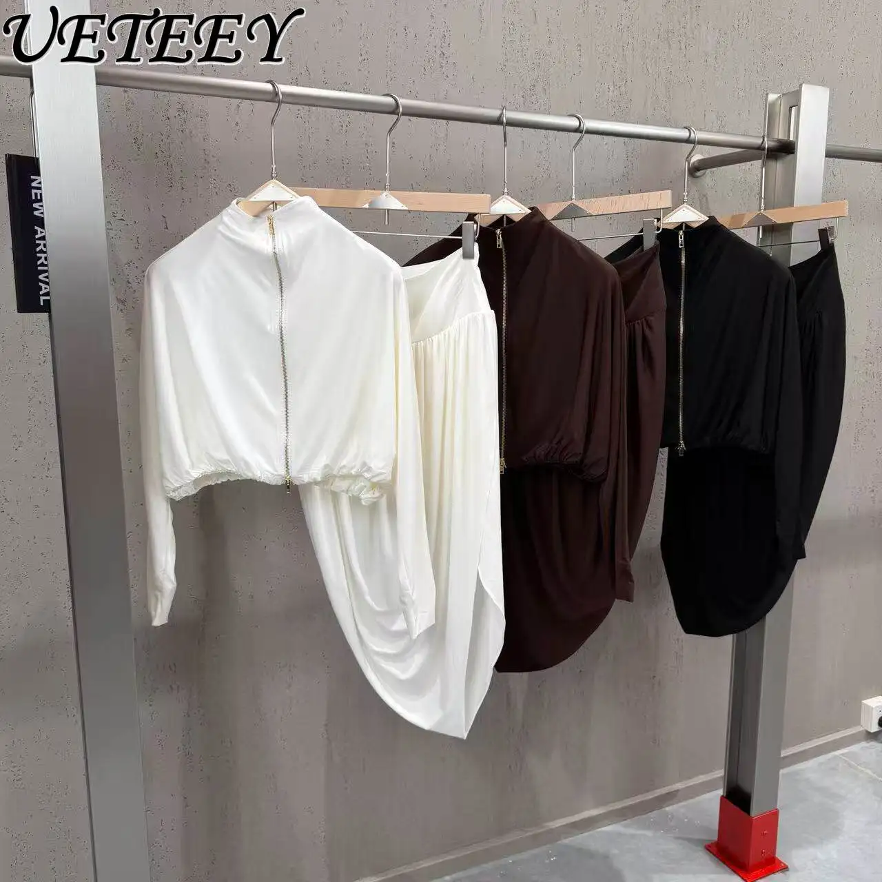 

Весна 2026: Новый комплект из укороченной куртки с воротником-стойкой на молнии и плиссированной юбки нестандартного кроя, однотонный, модный, женский