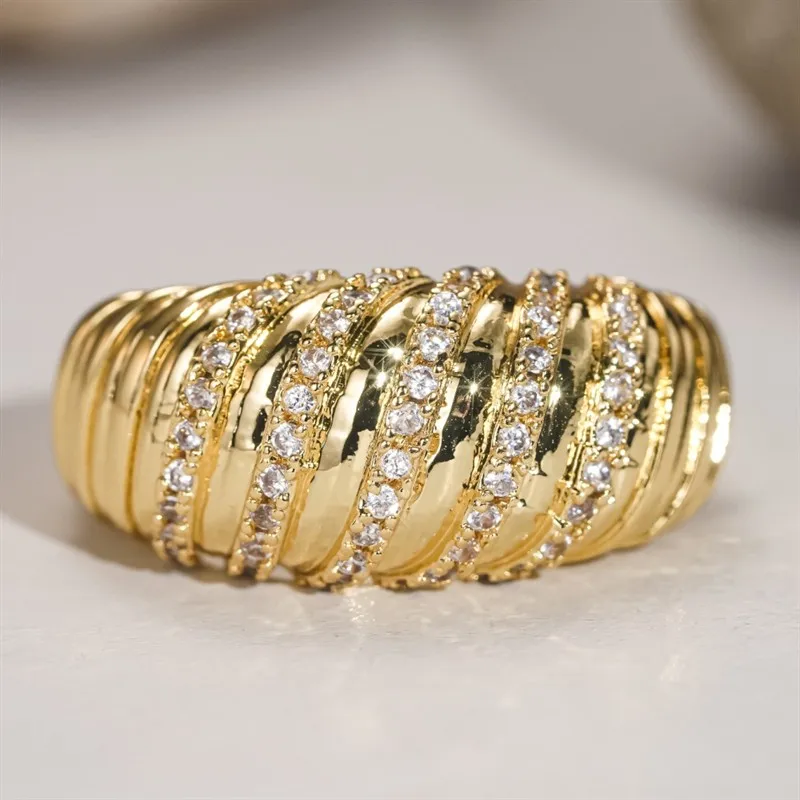 Huitan Schicker goldfarbener Ring mit Zirkonia für Damen, modischer Statement-Schmuck für Damen, trendige Verlobungsaccessoires