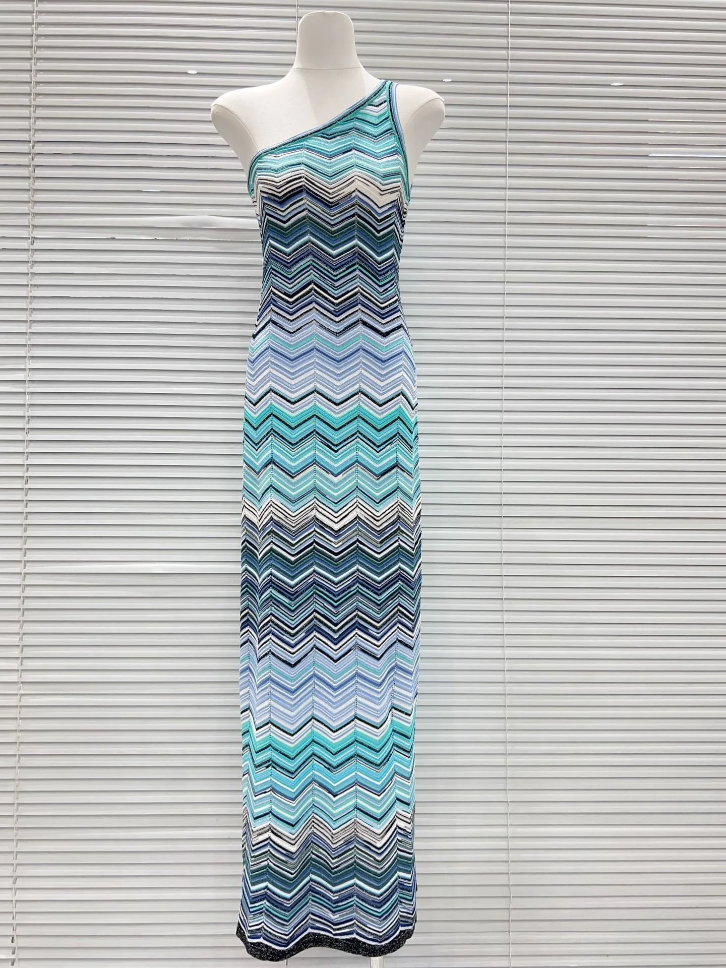 Luxury Edition Sparkling Silk Long Knitted Dress Single Shoulder Wave Pattern City Walk Casual Style Fashionable Elegant