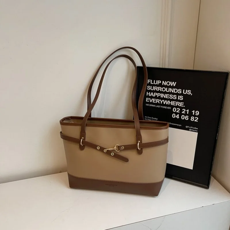 

Luxury Ladies Shoulder Bag Made Of Premium Leather Boasting Paris Style And High-End Vintage Neat Look​