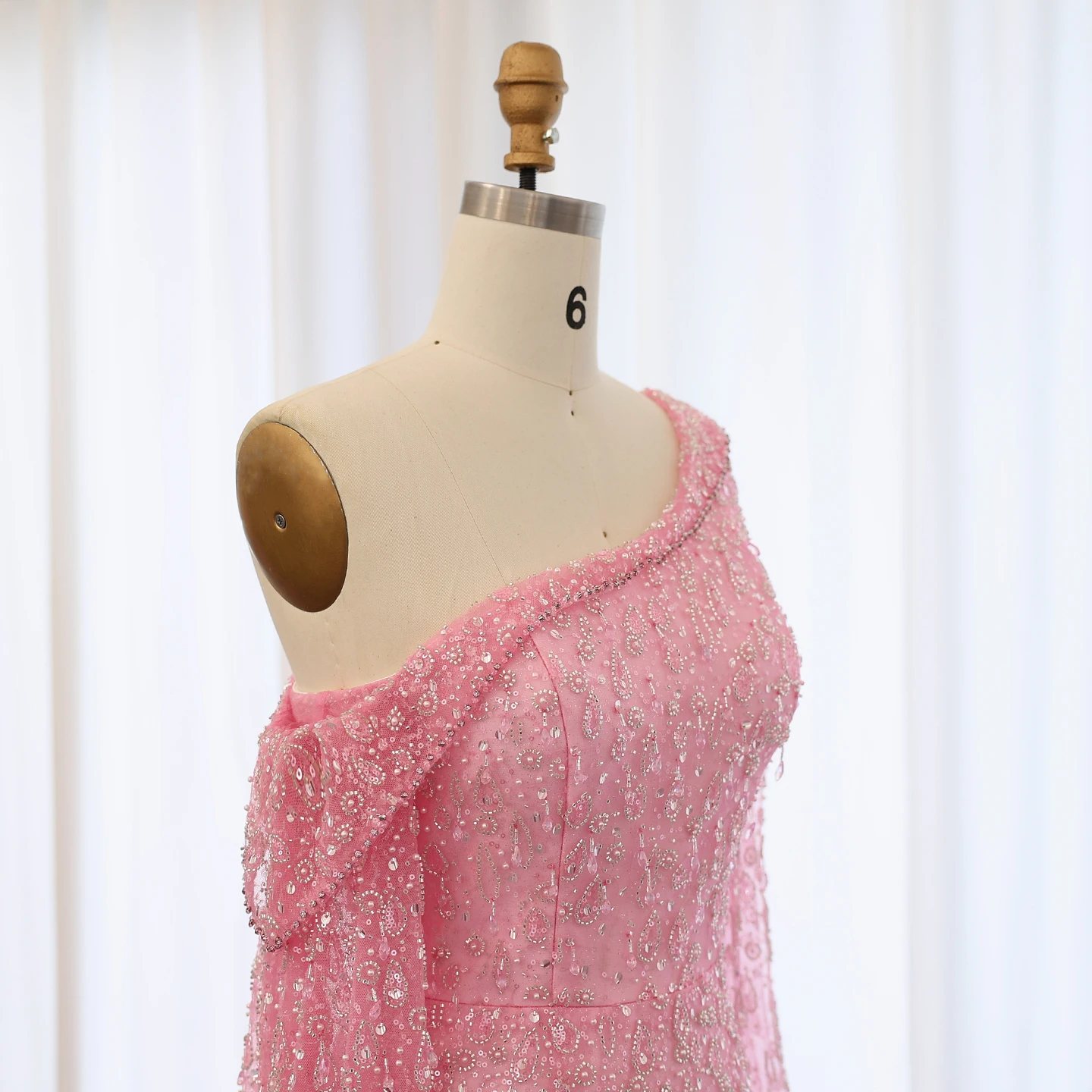 Sharon Said Luxuriöses Federkleid mit einer Schulter und Cape-Ärmeln in Roségold und Flieder für Hochzeitsfeiern, Modell SS438, Maßanfertigung – Detail 31
