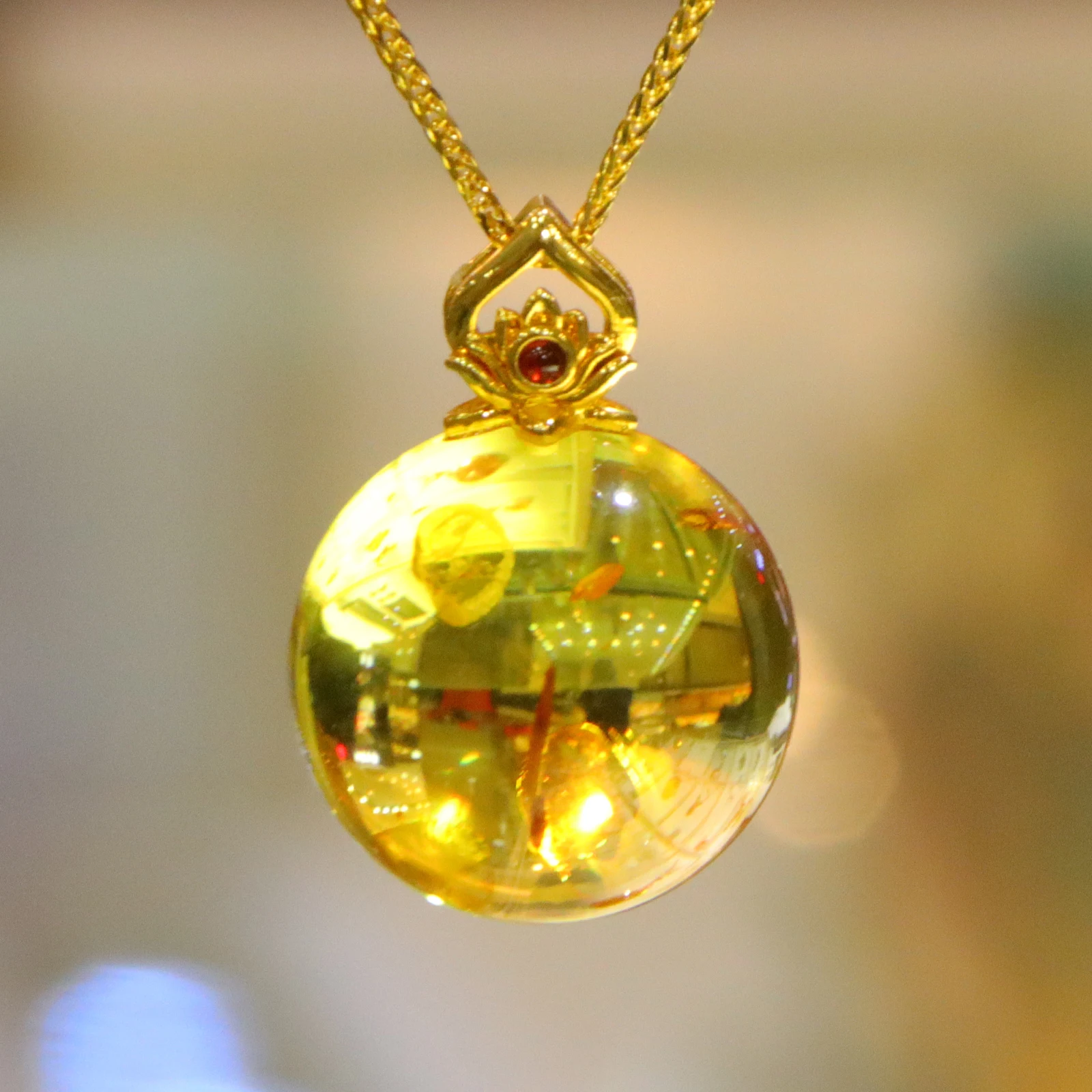 17mm クラウンベイルフラワーアンバーペンダント、レッドジェム付き |   金メッキのツイストチェーンネックレス |   女性への贈り物