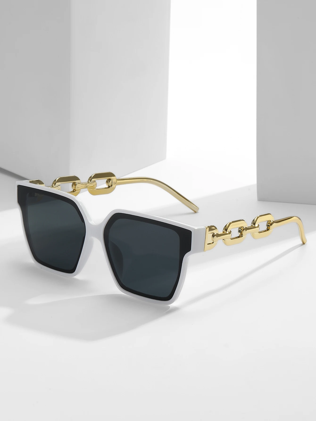 A Pair of PC Square Chain Sunglasses New NS Retro Sunglasses Personalized Sunglasses New Trend Big Box Ladies Sunglasses Ins Per