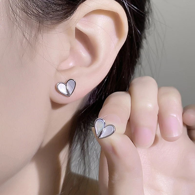 

Женские серьги-гвоздики в виде сердечек