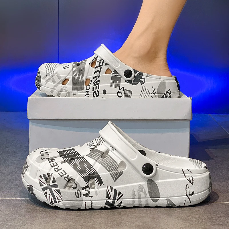 Men's Summer Outdoor Wear Anti-Slip Wear-Resistant Toe Cover Slippers Soft Bottom Beach Sandals Comfortable EVA Inner Material