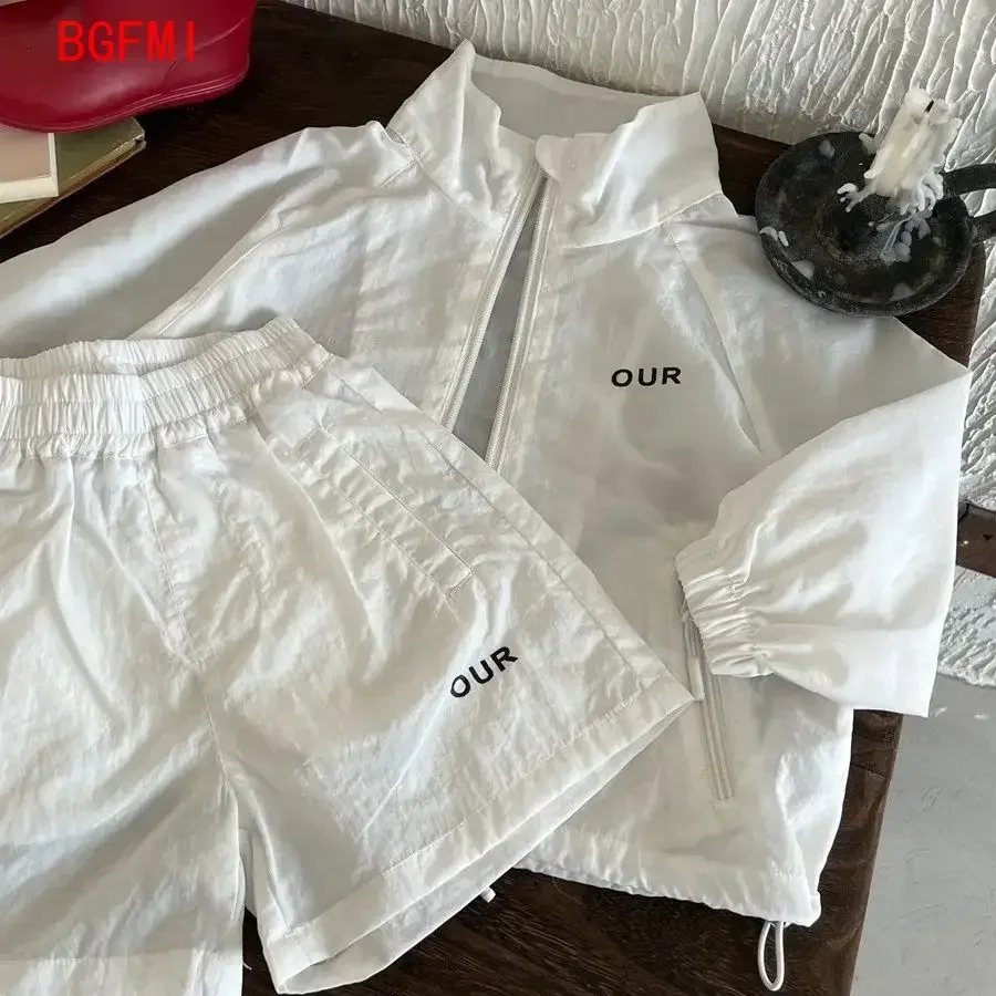 Conjunto de ropa blanca coreana para niño y niña, chaqueta ligera de manga larga con cremallera y pantalones cortos, protector solar a la moda de verano 2025, traje de 2 uds.