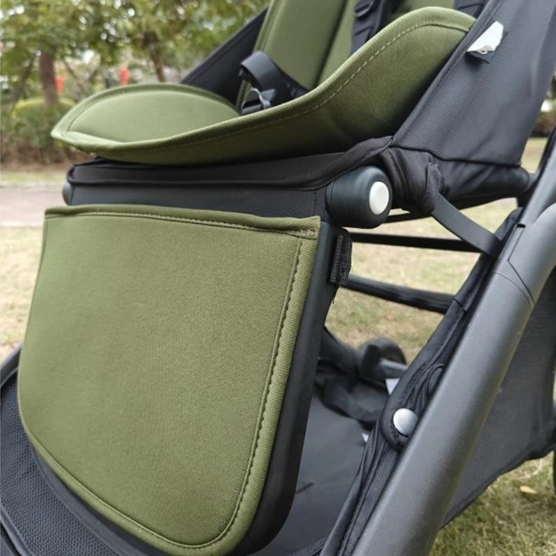 Przedłużka siedziska do wózków dziecięcych z podnóżkiem, model Butterfly, poprawia komfort podczas długich jazd i drzemki.