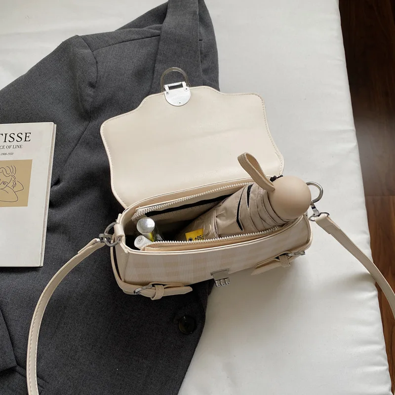 エレガントなカラーブロックショルダーバッグ 2025年新作 レディース、高級感のあるロッククロスボディバッグ、あらゆるシーンに合うファッショナブルなアンダーアームバッグ