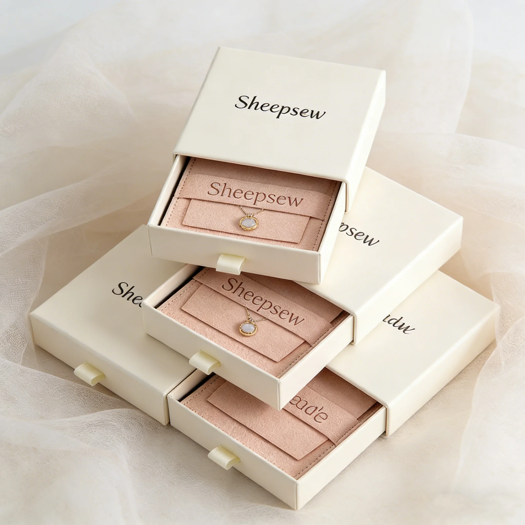 

Набор из 20 персонализированных подарочных коробок и мешочков для украшений с логотипом - выдвижная коробка 9x9x2.5см + мешочек из микрофибры 8x8см для упаковки колец (распродажа)