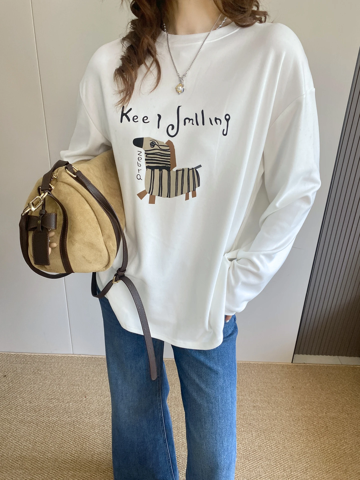 

Loose Long Sve Floing T-irt Women's Cartoon Zebra Print Comfortable Slimming Base irt Winter New Sle Casual Top