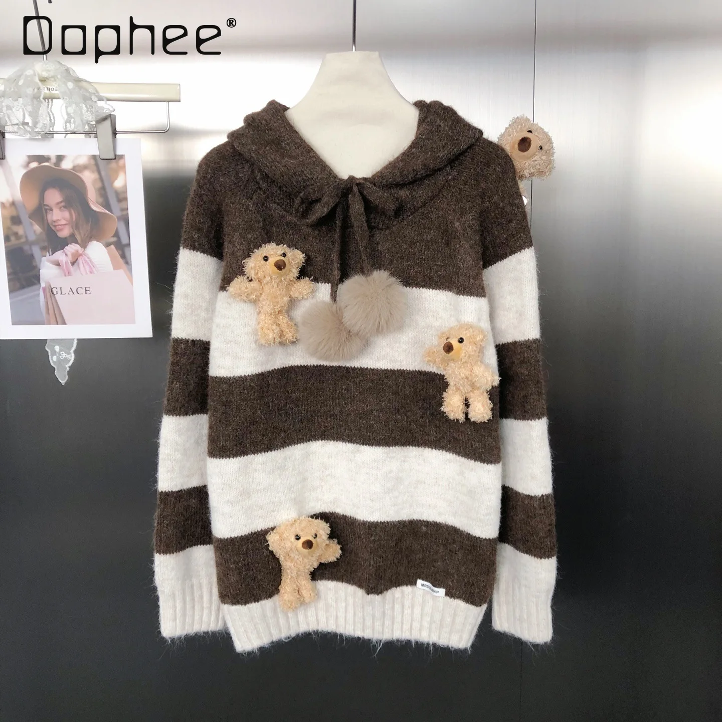 

Женский полосатый свитер в корейском стиле с цветными блоками, свободный крой и брошью с 3D-медведем, вязаный топ с капюшоном на осень и зиму