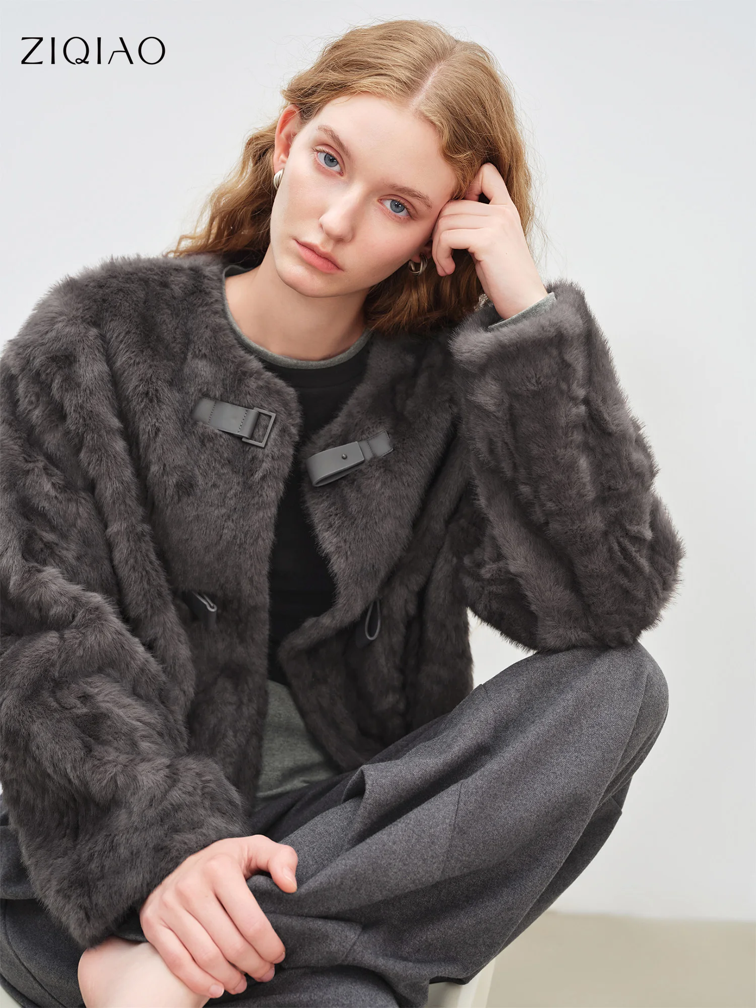 

ZIQIAO короткая текстурированная экологически чистая шуба для женщин, новый зимний стиль на 2025 год, куртка из искусственного меха, уличная стильная одежда