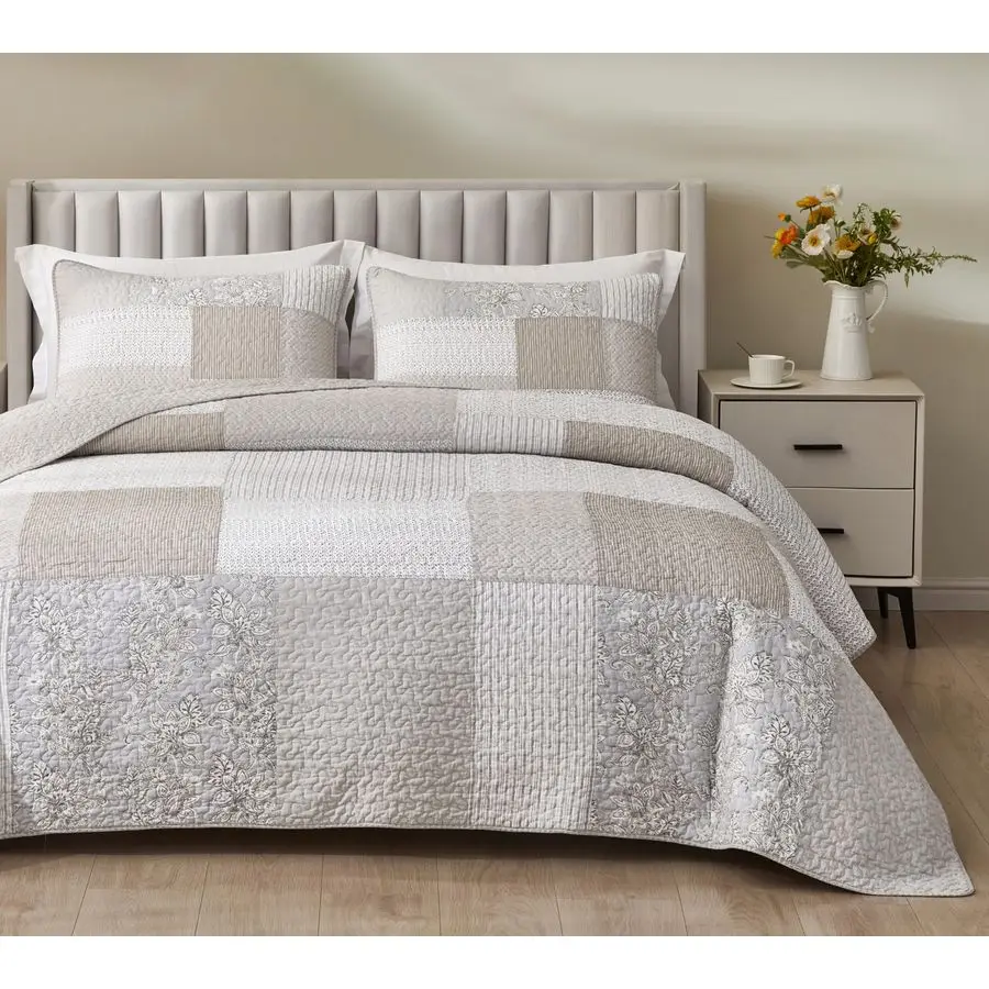 

Комплект из 3 предметов: стеганое одеяло-покрывало Quinn из предварительно выстиранного хлопка, нейтрального серо-бежевого цвета с белым цветочным узором гибискуса и полосками в стиле пэчворк, легкое