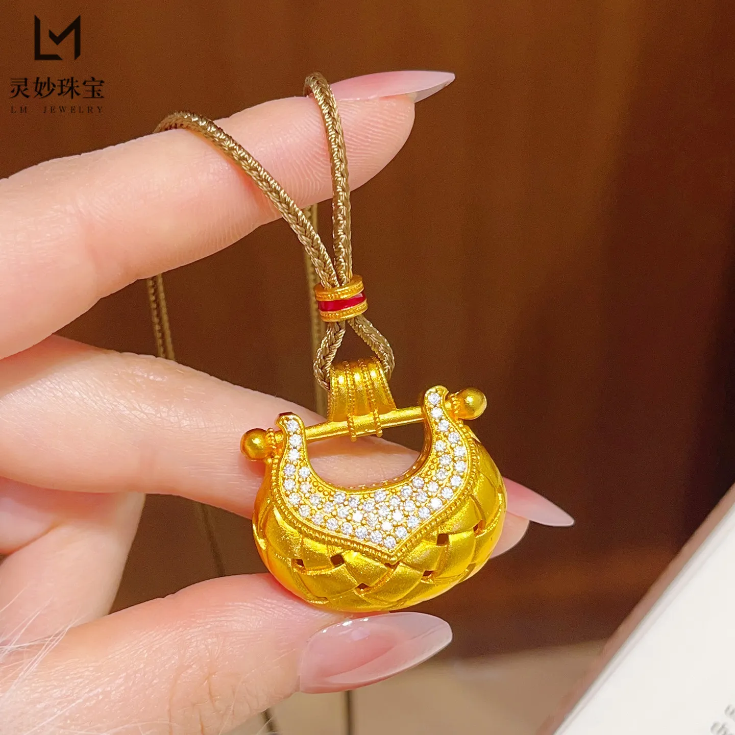 Elegant24K Gold AU999 Diamond Inlaid Hollow Ruyi Lock Pendant Necklace for Women,suitable for daily wear and holiday gift giving