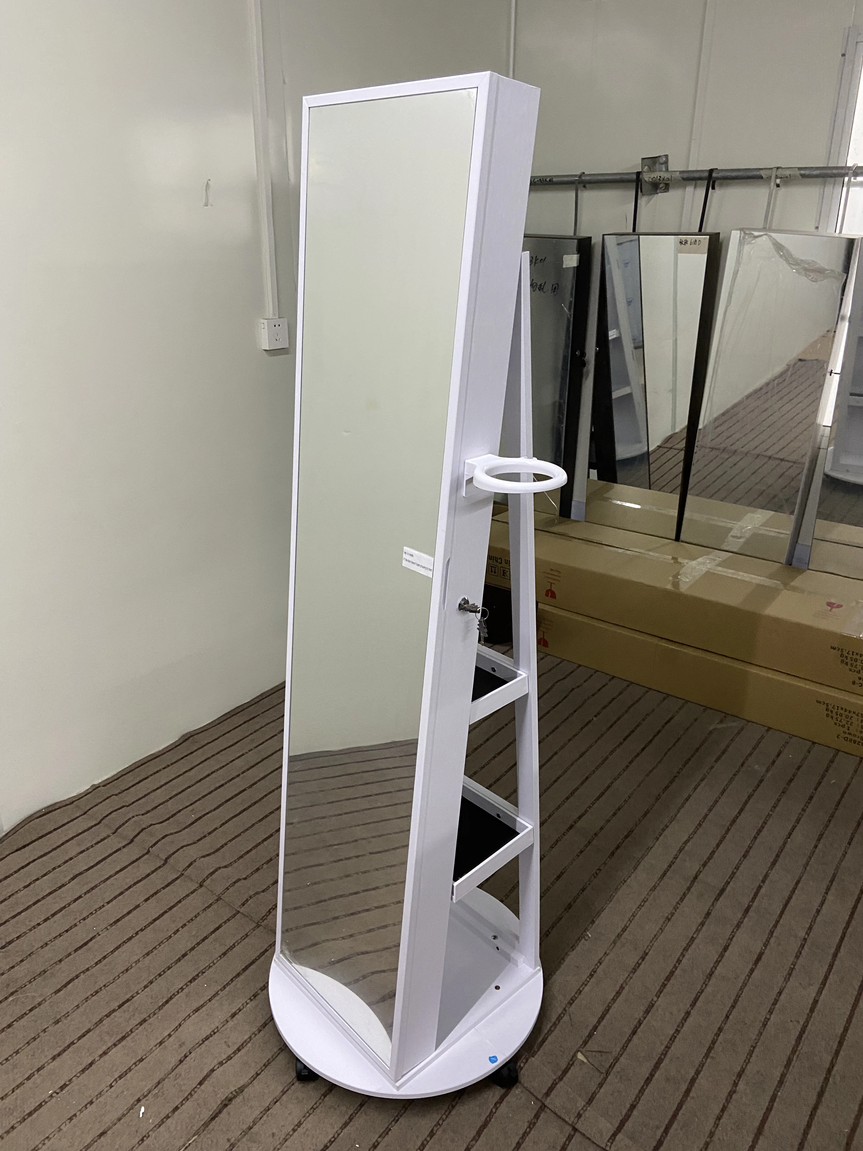 مرآة كاملة الطول مع مساحة تخزين المجوهرات، 360 درجة °   منظم خزانة المجوهرات الدوارة مع أضواء، خزانة مجوهرات بمرآة قابلة للقفل