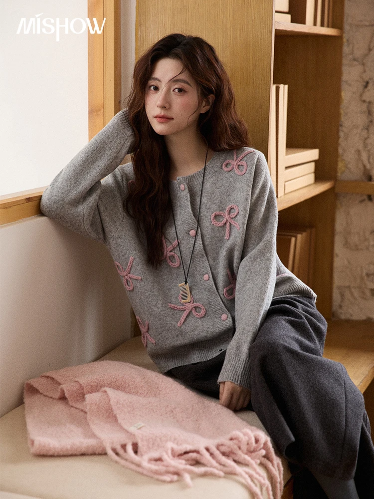 

MISHOW женский кардиган с вышивкой и бантом, зима 2025 г., свободный серый свитер с круглым вырезом и длинными рукавами, одежда для женщин MXE87Z2753