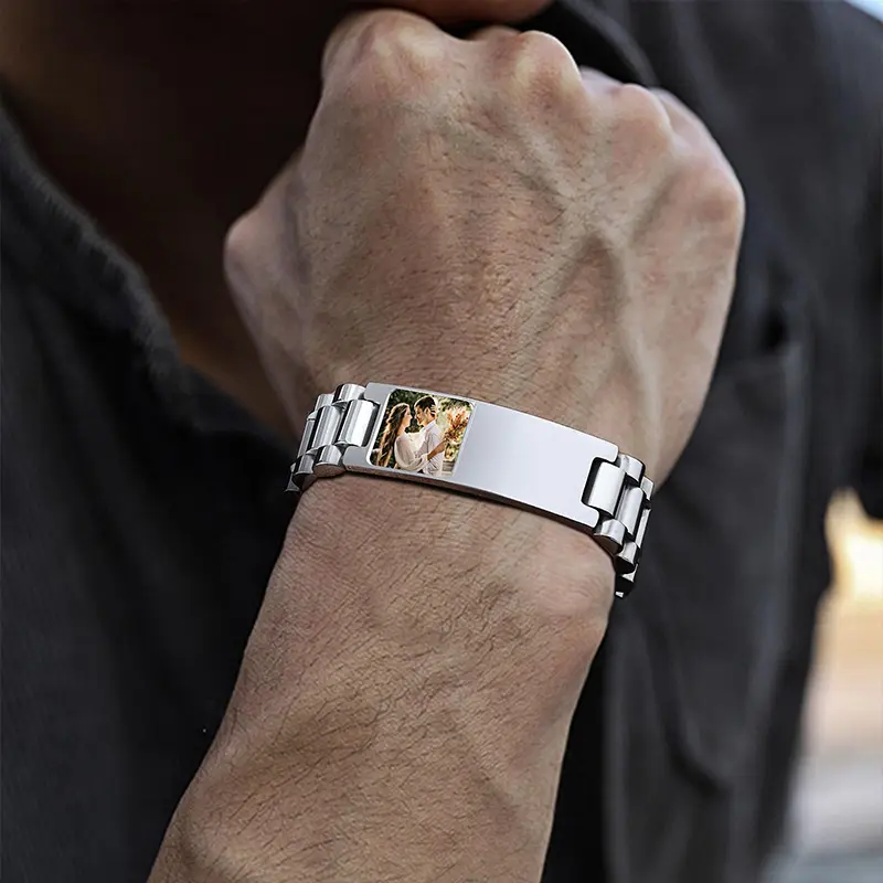Close-up of the link design on the bracelet