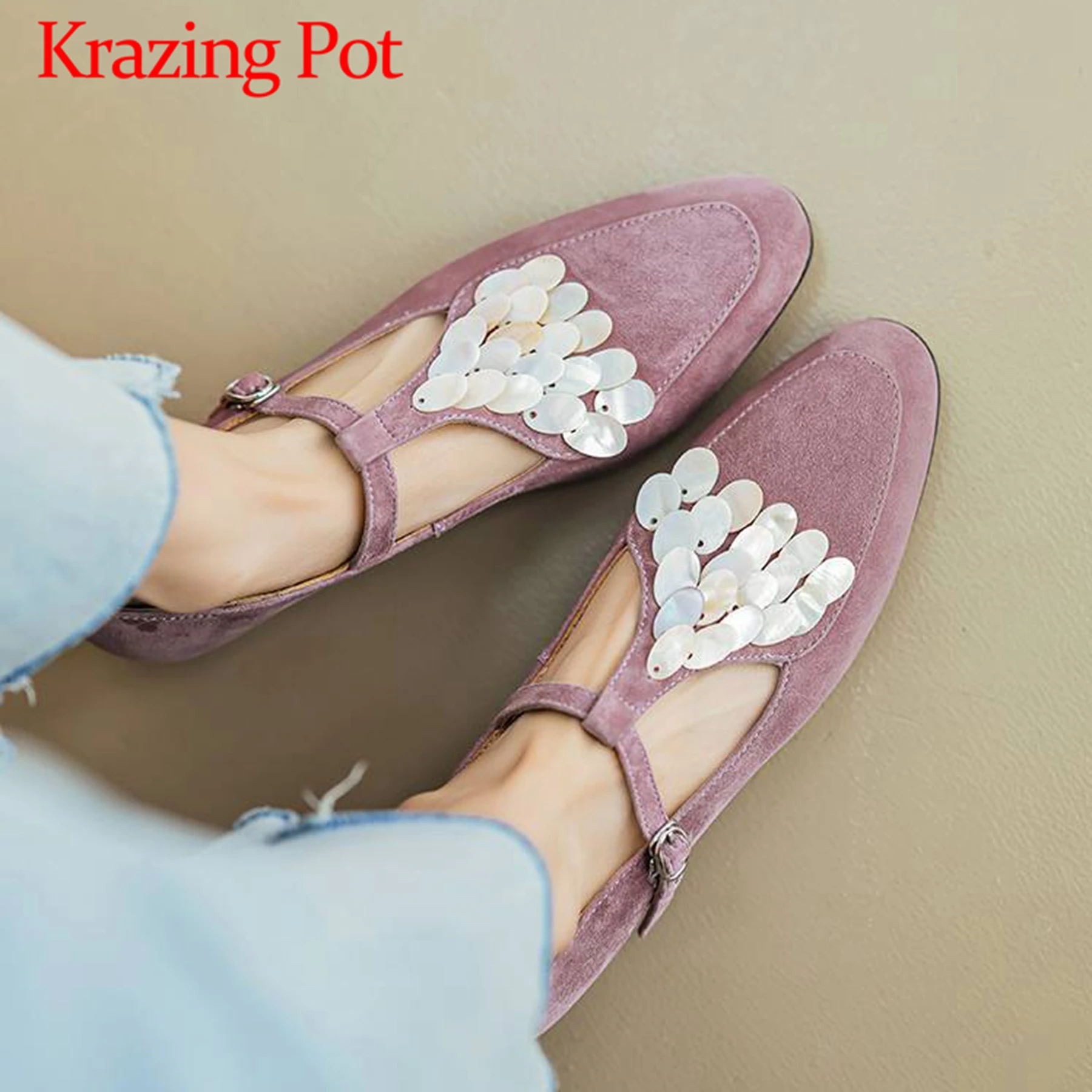 크레이징 포트 양 스웨이드 펜던트 장식, 청키 로우 힐, 용수철 패션, 라운드 토, 럭셔리 버클 스트랩, 여성 펌프스