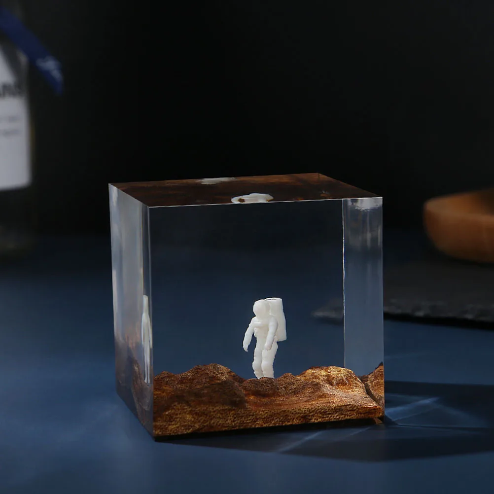 

8pcs Crystal Epoxy Astronaut Model 3D Lifelike Decoration Pendant Craft Gift DIY naments Micro L scape Adornment