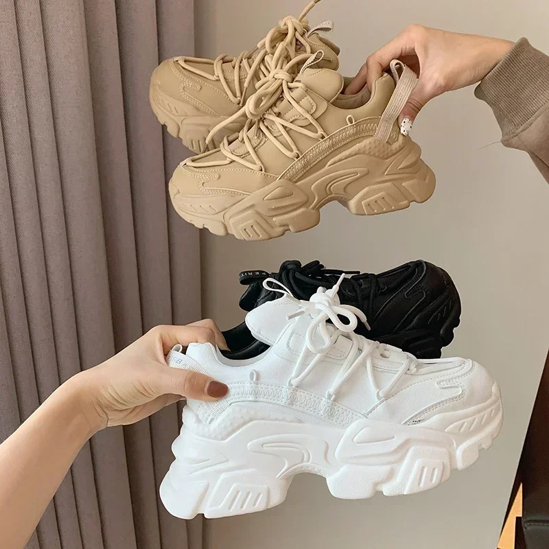 Nuevas Zapatillas gruesas para Mujer, zapatos informales blancos de cuero con aumento interno para Mujer, Zapatillas con plataforma de entrenamiento, Zapatillas para Mujer