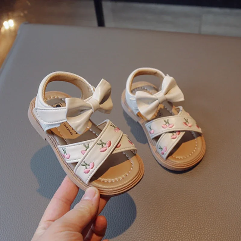 Sandali piatti per bambini estivi moda ricama dolce Bowknot bambini scarpe da spiaggia causali ragazze Open-toe sandali con suola morbida versatili