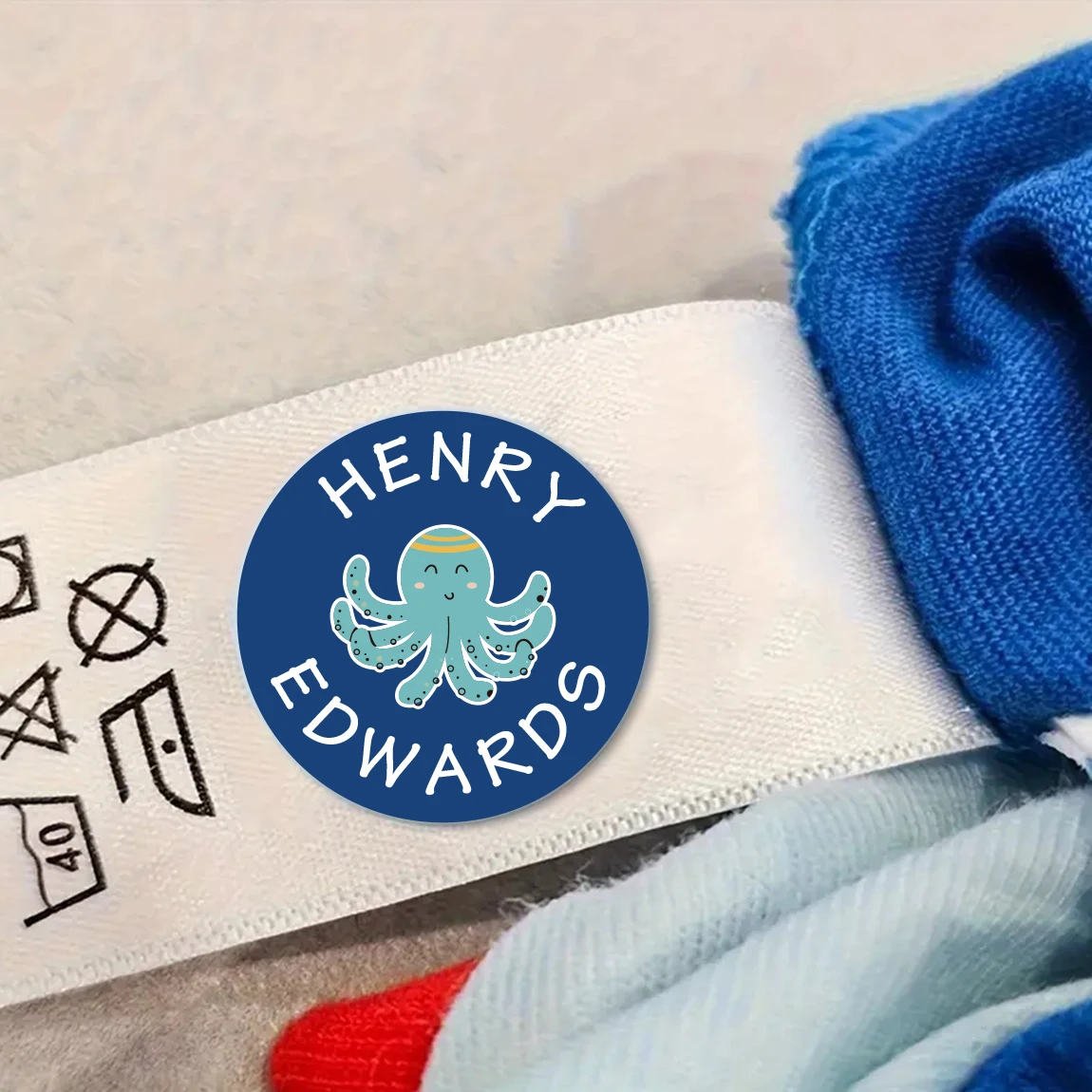 Etichette con nome personalizzato 140 pezzi 2 fogli adesivi personalizzati per vestiti, scatole per il pranzo, bottiglie, materiale scolastico per bambini, campeggio, asilo nido