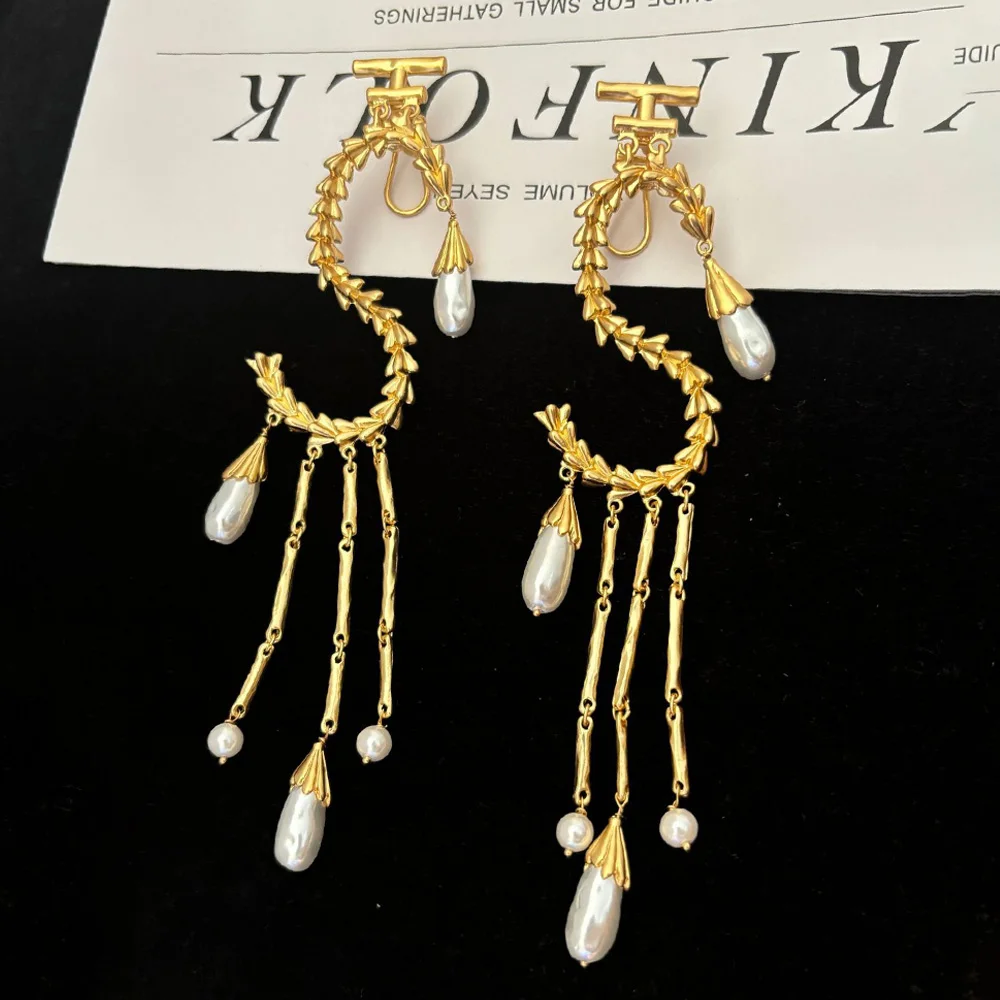 

Light Luxury Baroque Pearl Earrings Personality Water Drop S-Shaped Copper Stud Earrings Women's Vintage Fashion Jewelry Gifts