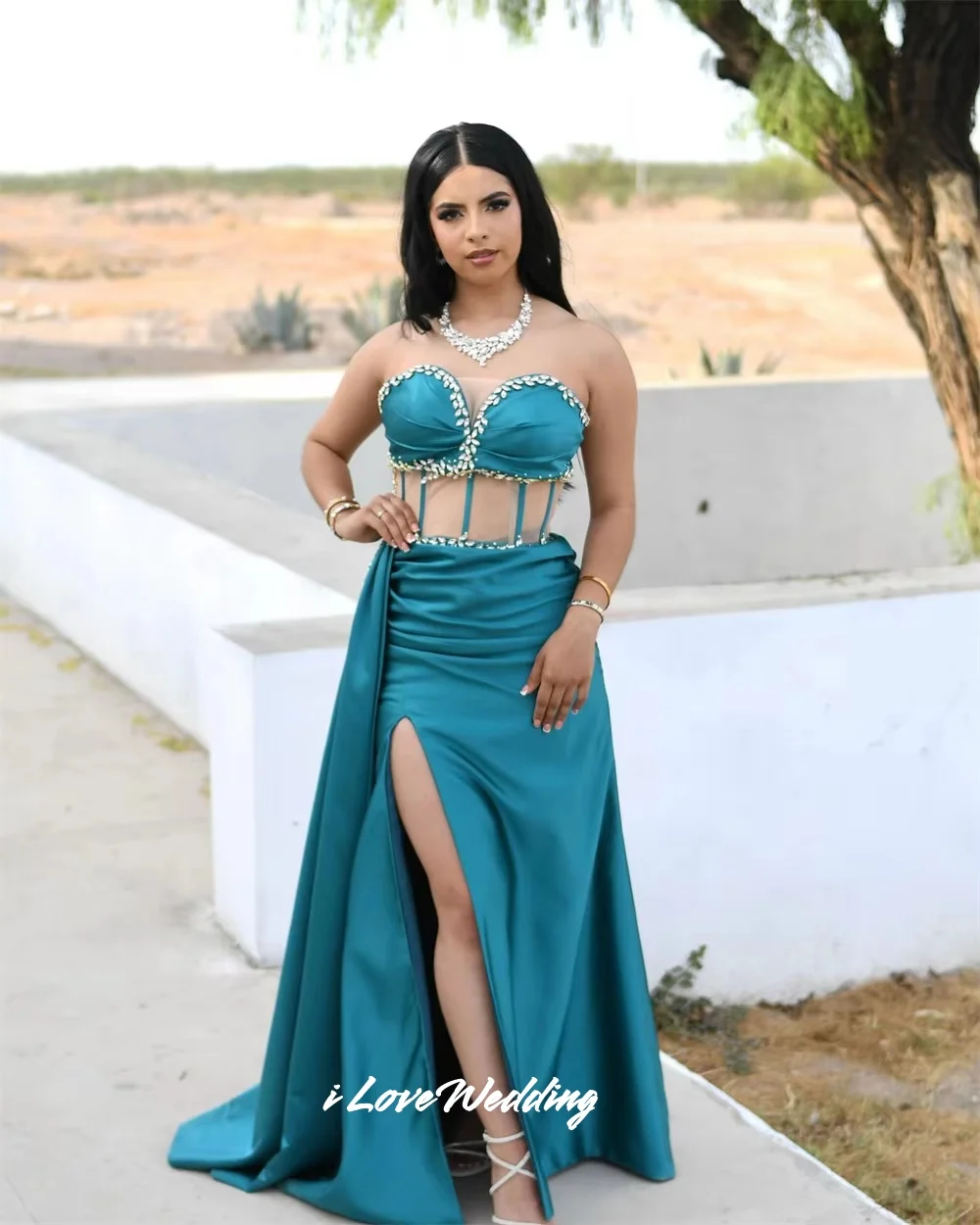 Abito da ballo senza maniche in cristallo con sirena a cuore blu con scollo a cuore senza schienale Sweep Train Abiti da sera lunghi fino al pavimento pieghettati personalizzati