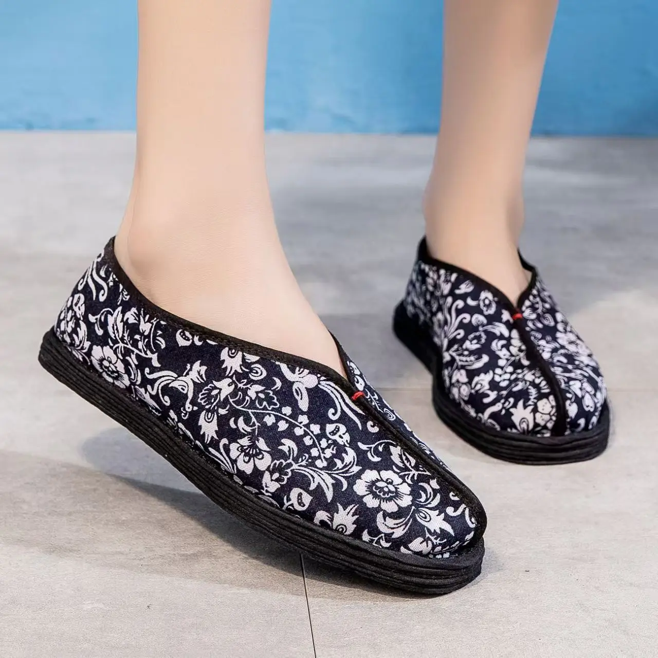 2026 Women Chinese Style Flat sole Print Cloth Shoes Spring Autumn New Soft sole Round Toe Shallow Slip On Hanfu shoe