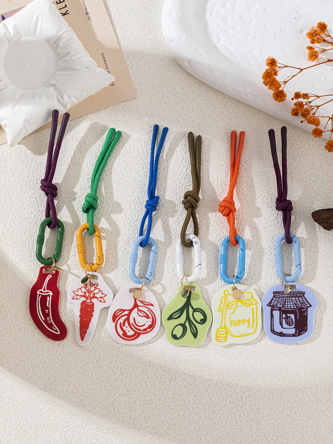 Minimalistischer und trendiger neuer Schlüsselanhänger mit handgezeichneten Linien in Karottenrot, Paprikaorange, DIY-Schmuck – Detail 2
