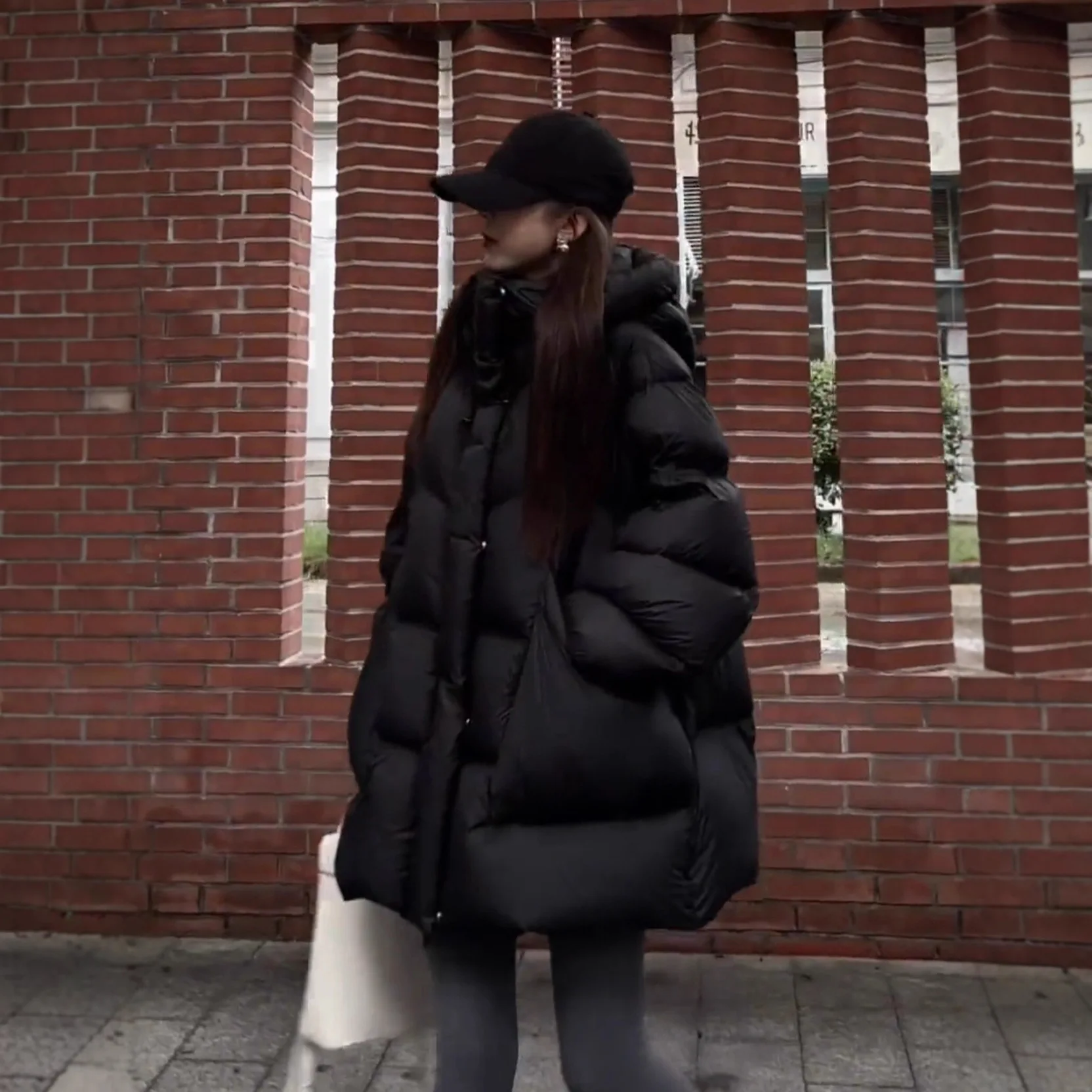 معطف شتوي جديد لعام 2025 بقلنسوة فضفاض كبير شرنقة دافئة منتفخة معطف نسائي غير رسمي متوسط الطول سترة بيضاء مبطنة سترة خارجية #2