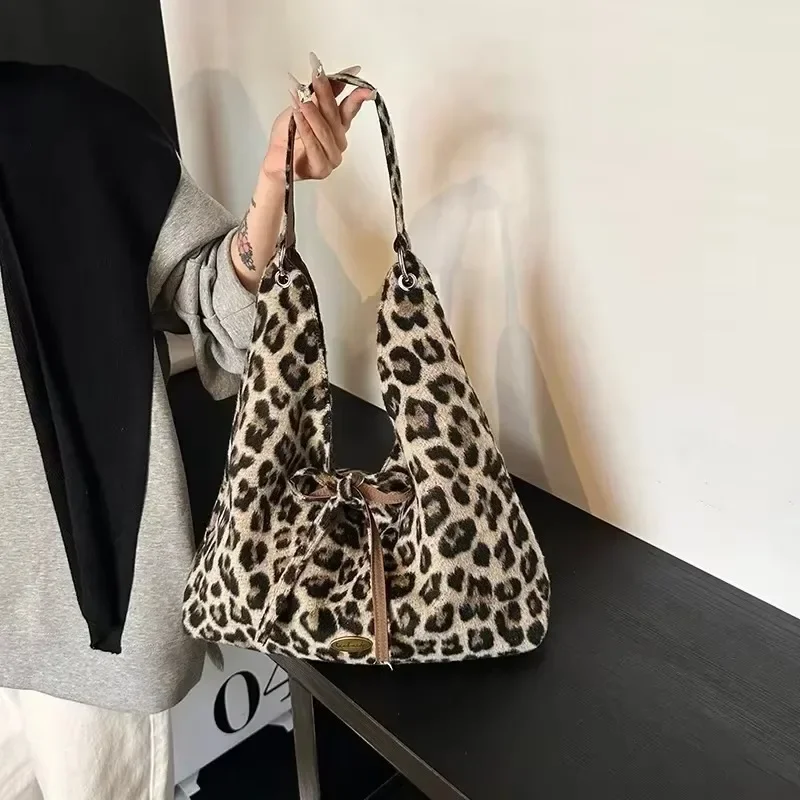 

Personalized Versatile Leopard Pattern Single Women's Shoulder Bag 2025 Winter New Simple Lazy Bag Large Capacity Commuter Bag