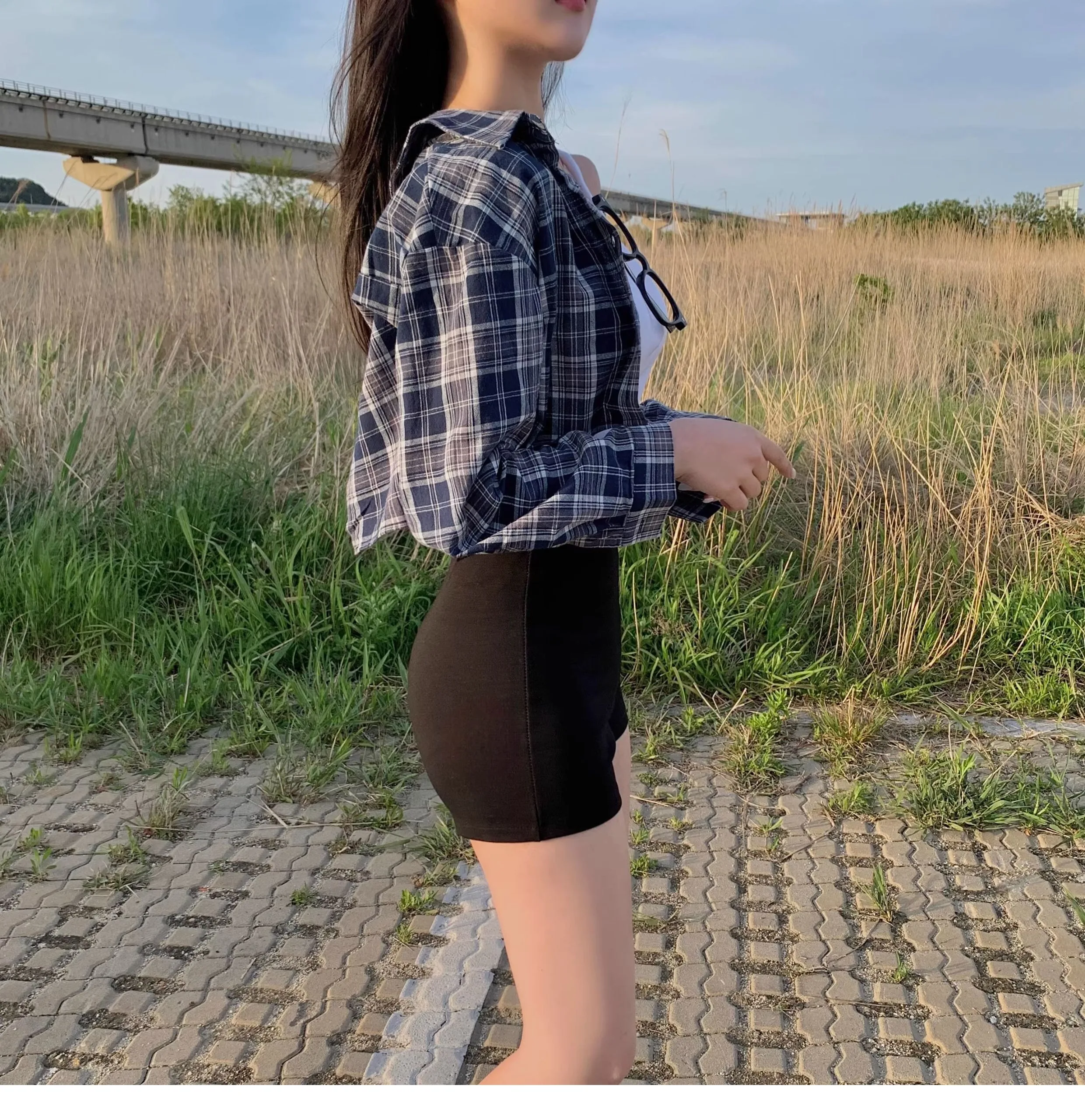 2026 Hochgeschnittene, schmal geschnittene schwarze elastische Shorts für Damen – vielseitige figurbetonte Straight-Leg 3-Punkte-Hotpants für Mädchengruppen – Detail 3