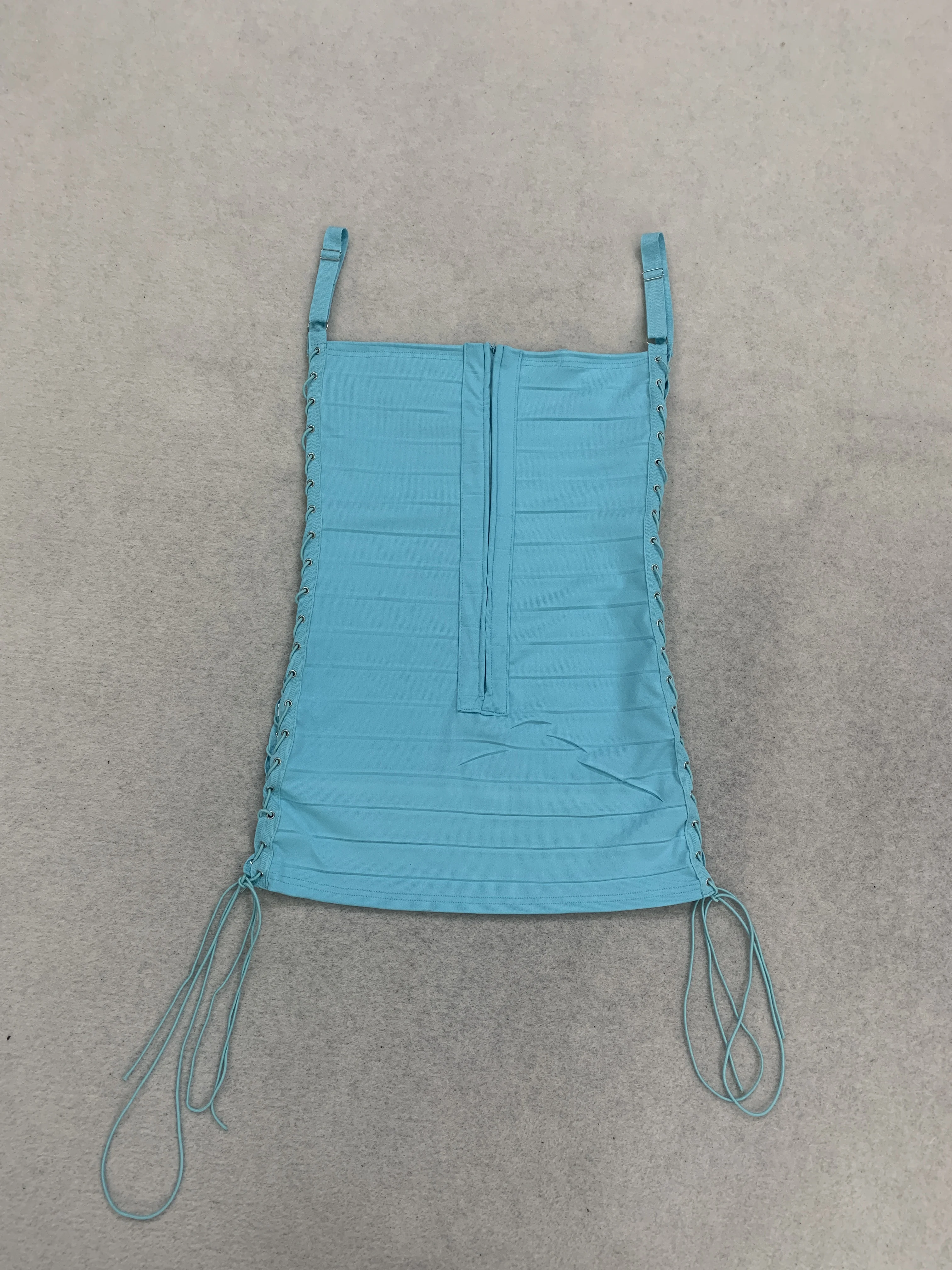 Modisches Socialite-Style Trägerkleid mit Bandage-Design, sexy durchbrochenem Seitenband und Hüftrock, Taillenbetonung, 2026 Ins – Detail 8